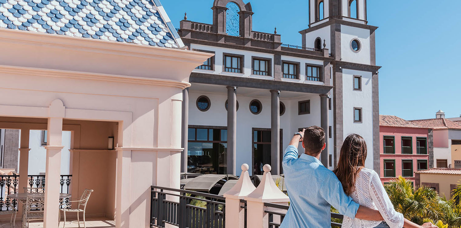  Imagen icónica de una pareja frente a la fachada del hotel Lopesan Villa del Conde, Resort & Thalasso en Meloneras, Gran Canaria 